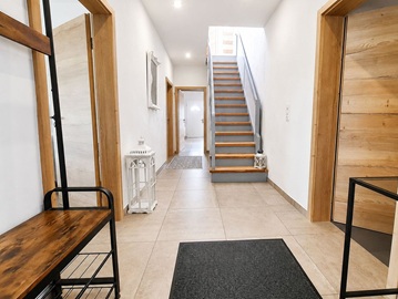 Flur EG mit Blick auf die Treppe nach oben